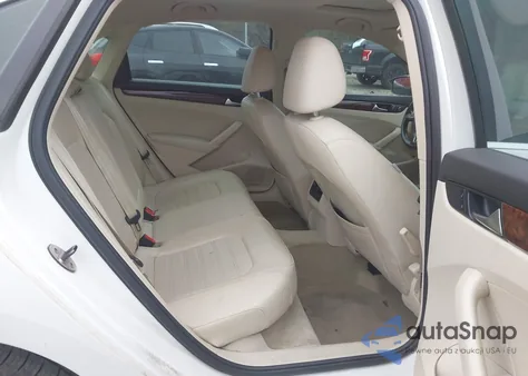 2013 Volkswagen Passat 2.5L Sel z USA, uszkodzony, nr VIN 1VWCP7A3XDC089068